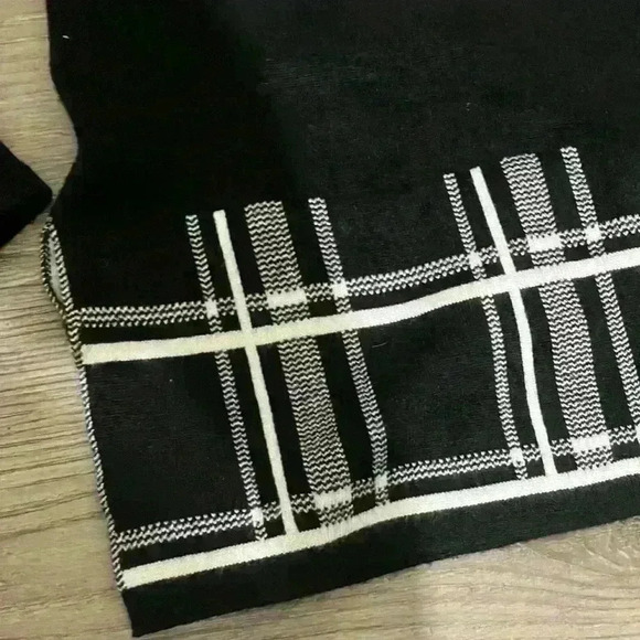 Croft and Barrow Black and White Long Sleeve Knit Top with Side Slit Size M - Picture 3 of 7